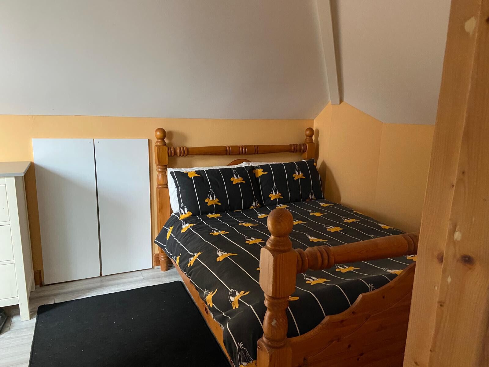 5 Schlafzimmer, kostenlose Babybetten, Bettwäsche