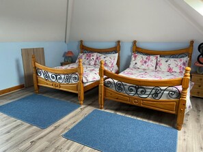 5 多间卧室、免费婴儿床、床单