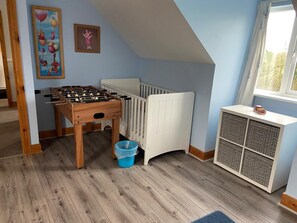 5 bedrooms, free cribs/infant beds, bed sheets