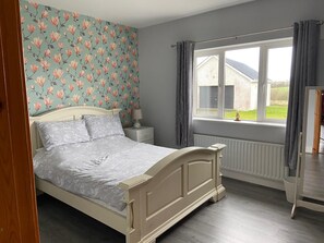 5 Schlafzimmer, kostenlose Babybetten, Bettwäsche