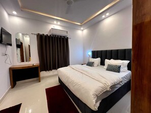 Deluxe Double Room, 1 King Bed | Desk, laptop workspace, soundproofing, iron/ironing board - Hotel Dream Inn Khajuraho (Rajnagar)