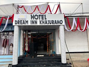 Front of property - Hotel Dream Inn Khajuraho (Rajnagar)