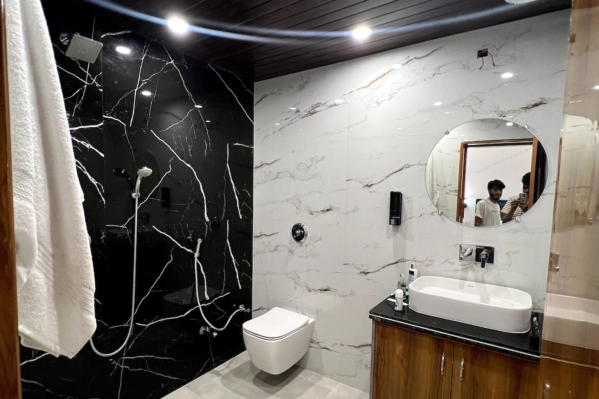 Quarto casal superior | Banheiro | Chuveiro, produtos de toalete grátis