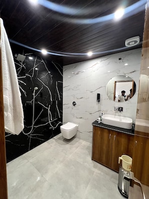 Quarto casal superior | Banheiro | Chuveiro, produtos de toalete grátis