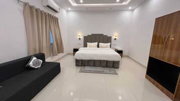 Superior Quadruple Room, Balcony | Meja, ruang kerja komputer riba, kalis bunyi, seterika/papan seterika