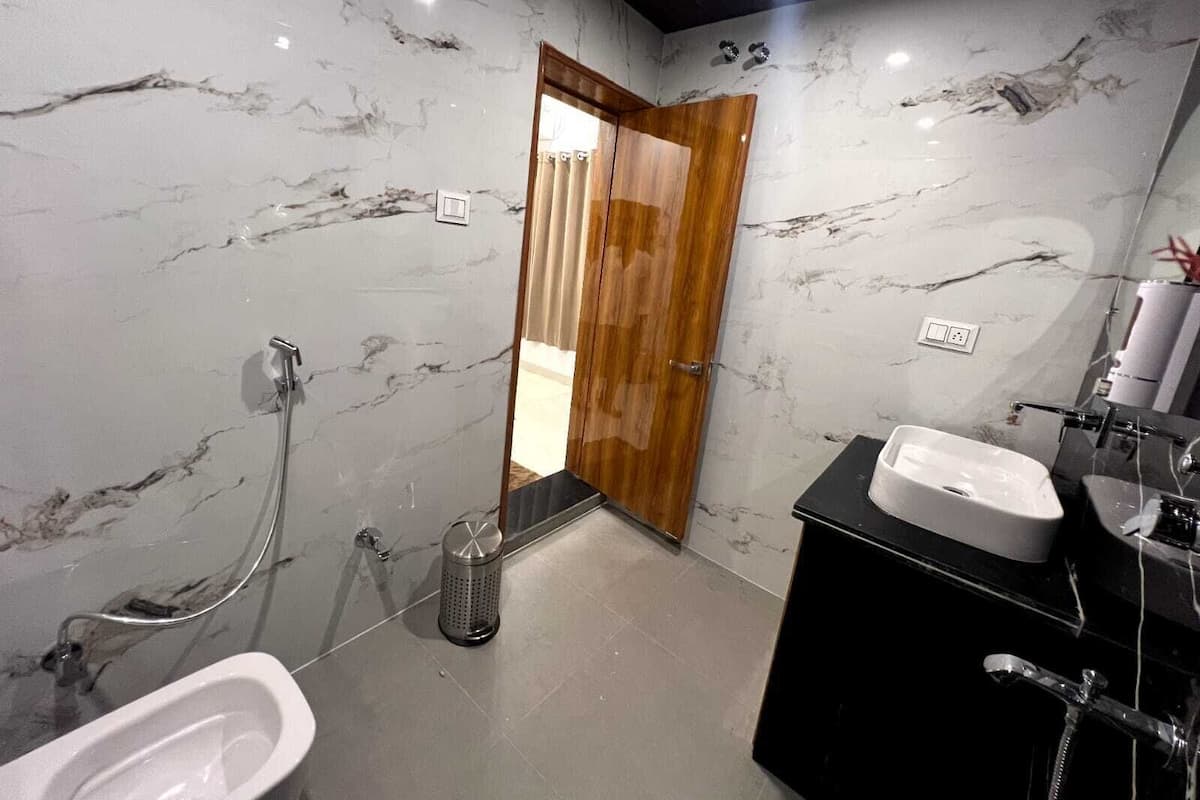 Quarto casal superior | Banheiro | Chuveiro, produtos de toalete grátis