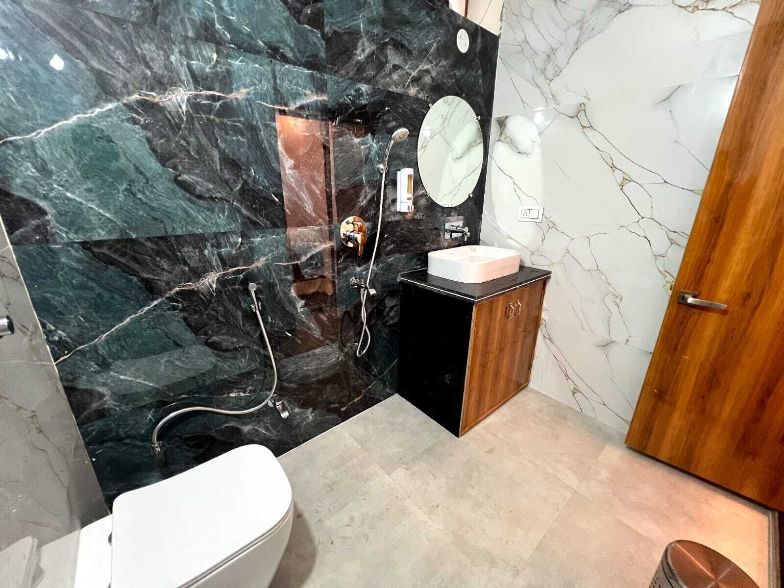 Luxury-Doppelzimmer | Badezimmer | Dusche, kostenlose Toilettenartikel, Haartrockner, Handtücher