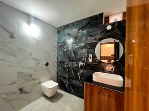 Kamar Double Mewah | Kamar mandi | Shower, perlengkapan mandi gratis, pengering rambut, dan handuk