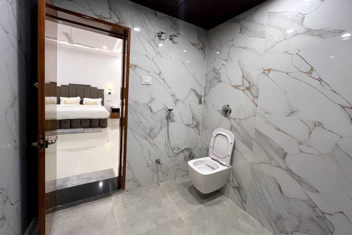 Quarto quádruplo superior, sacada | Banheiro | Chuveiro, produtos de toalete grátis