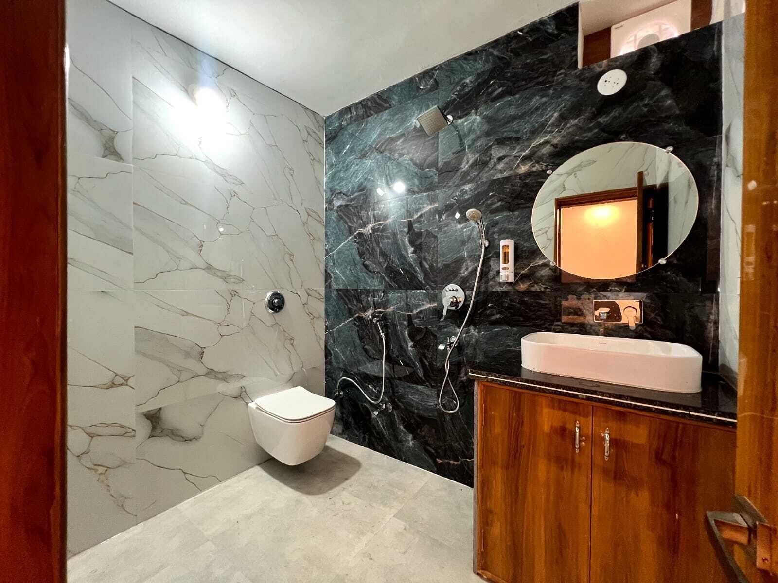 Deluxe Double Room, 1 King Bed | Bathroom | Shower, free toiletries, hair dryer, towels