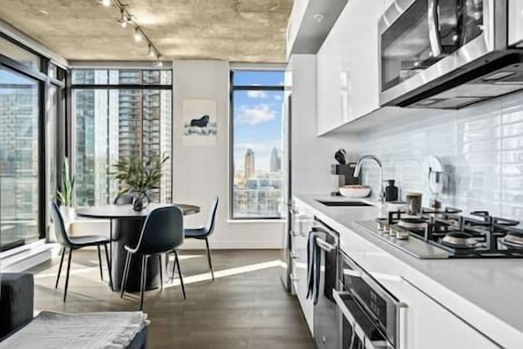 Réfrigérateur, four à micro-ondes, un four, surface de cuisson