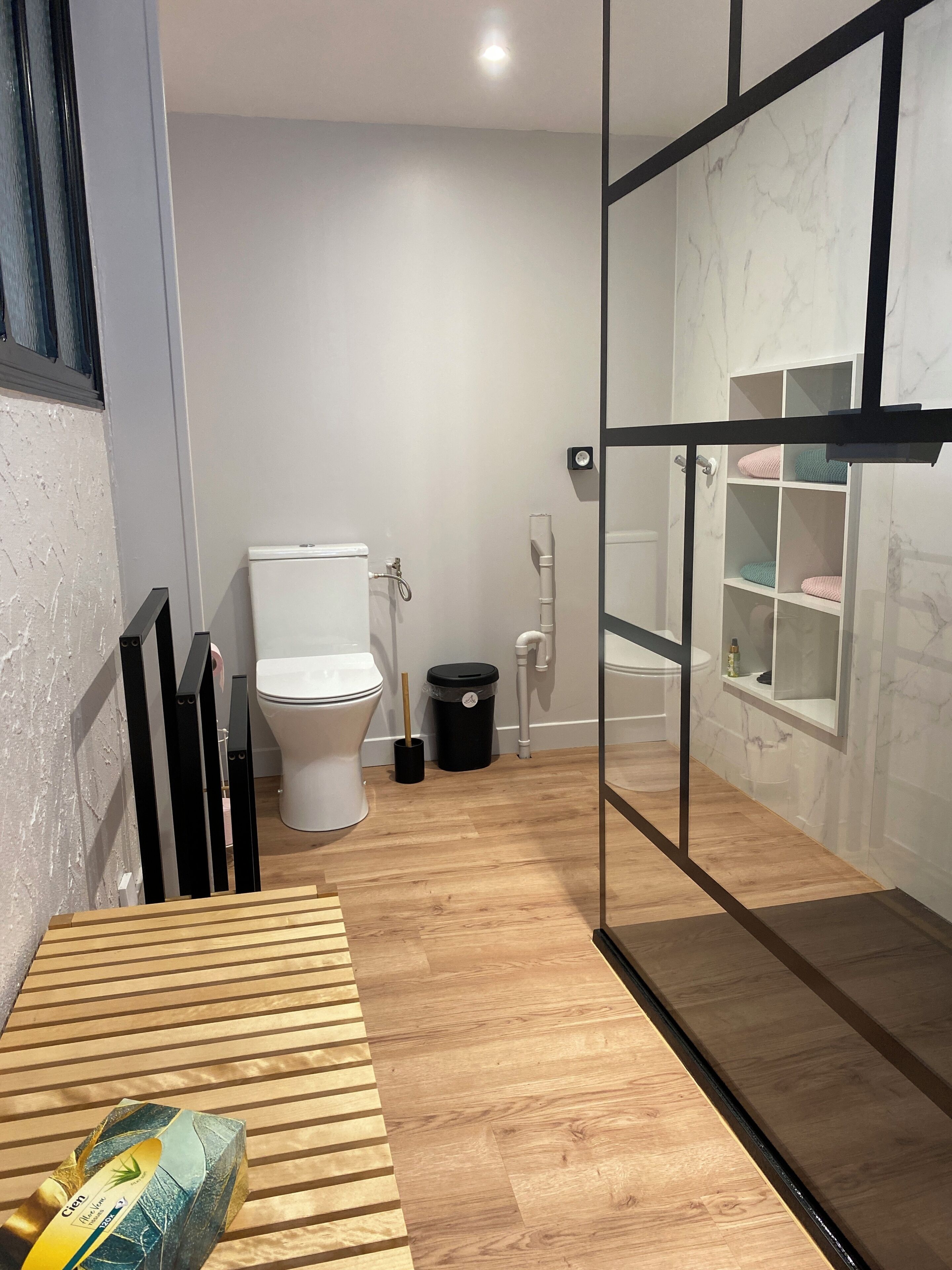 Douche, sèche-cheveux, serviettes fournies, savon