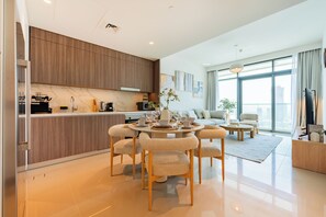 Deluxe Apartment, Balcony, Sea View | In-room dining