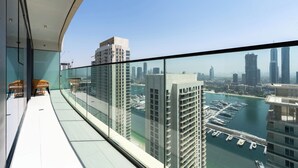 A high-rise building with a view of a marina and cityscape. - Beach Vista Residences - Dubai Harbour (Dubai)