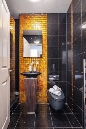 Shower, hair dryer, towels, soap - West End 1BR Near Piccadilly & Soho (London)