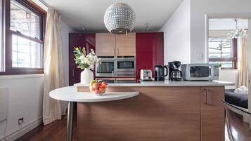 Frigorifero, microonde, forno, piano cottura