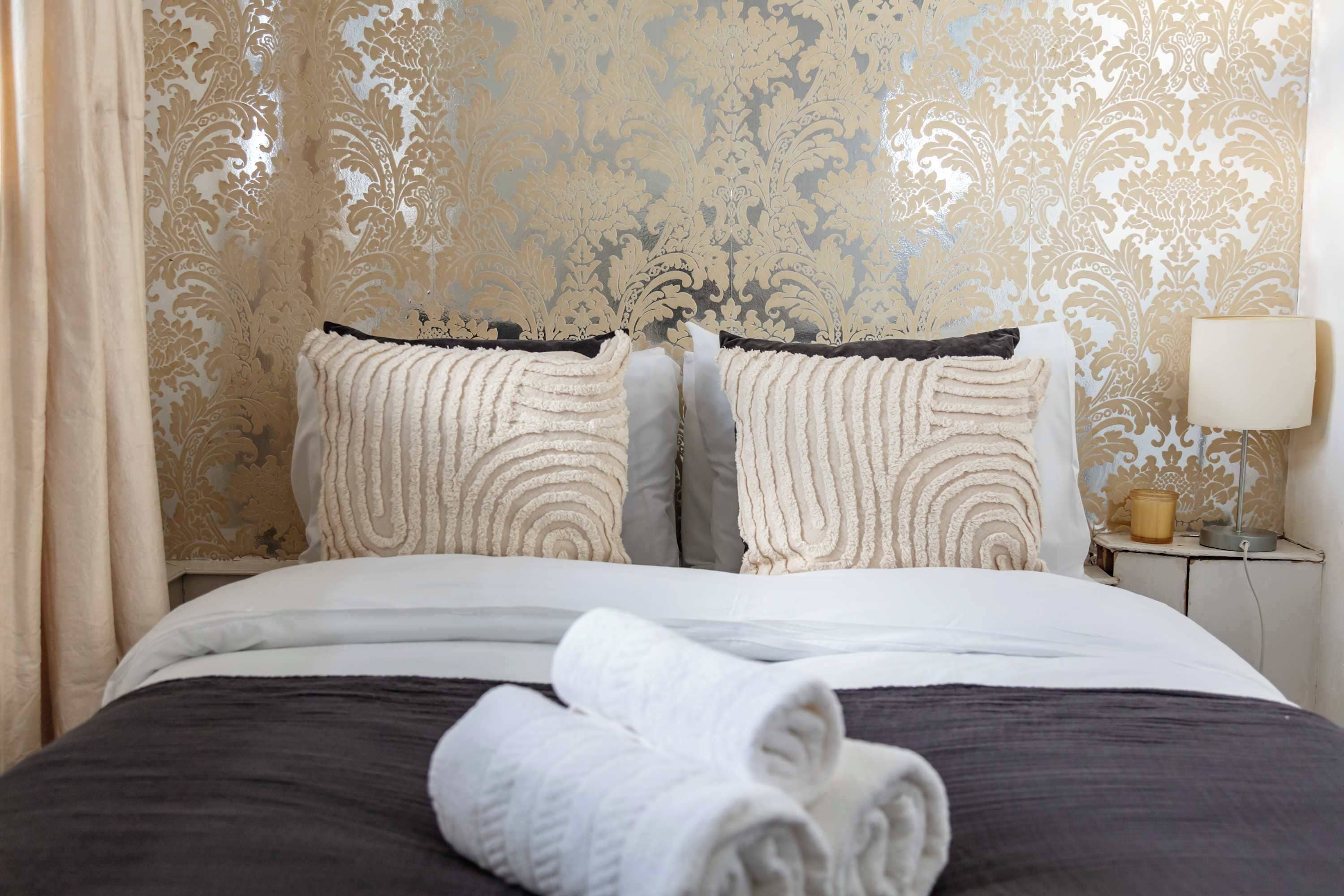 1 camera, una scrivania, ferro/asse da stiro, culla da viaggio