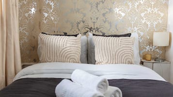 1 camera, una scrivania, ferro/asse da stiro, culla da viaggio