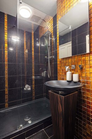 Shower, hair dryer, towels - 1BR by Piccadilly Circus & Trafalgar Square (London)