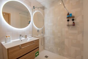 Shower, hair dryer, towels - Casa Flor do Mar - Beautiful apt in the centre of Carvoeiro (Carvoeiro)