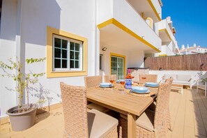 Outdoor dining - Casa Flor do Mar - Beautiful apt in the centre of Carvoeiro (Carvoeiro)