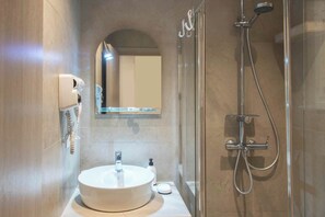 Douche, sèche-cheveux, shampoing