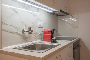 Kühlschrank, Mikrowelle, Ofen, Herdplatte