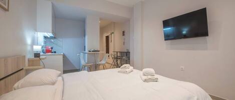 Tabla de planchar con plancha, wifi, ropa de cama