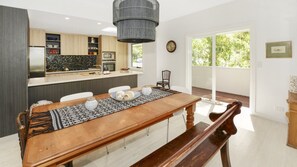 Dining - Mackaren's Lodge - Chic (MACMASTERS BEACH)