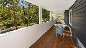Outdoor dining - Mackaren's Lodge - Chic (MACMASTERS BEACH)