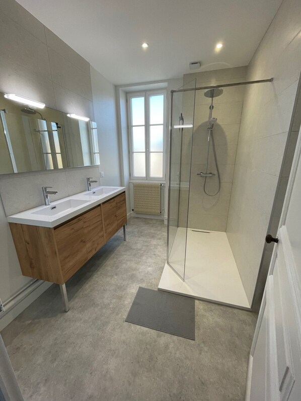 Dusche, Handtücher, Seife, Toilettenpapier