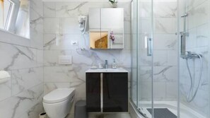 Shower, hair dryer, towels