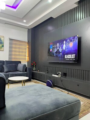 Apartment, 3 Bedrooms, Accessible, Smoking | Living room