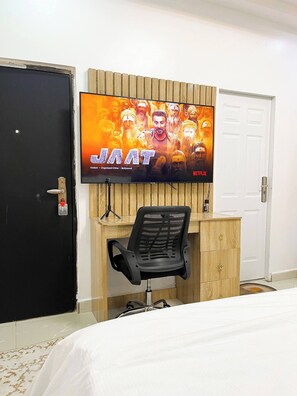 Apartment, 3 Bedrooms, Accessible, Smoking