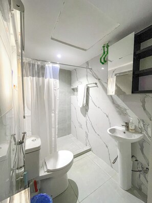 Apartment, 1 Bedroom, Accessible, Smoking | Bathroom