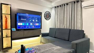 Apartamento, 1 habitación, accesible para personas con discapacidad, fumadores | Sala de estar | Una consola de videojuegos