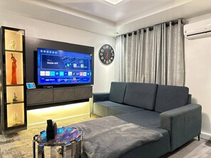 Apartment, 1 Bedroom, Accessible, Smoking | Living room