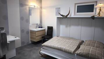 2 bedrooms, in-room safe, desk, iron/ironing board