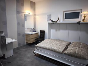 2 habitaciones, caja de seguridad en la habitación y escritorio 