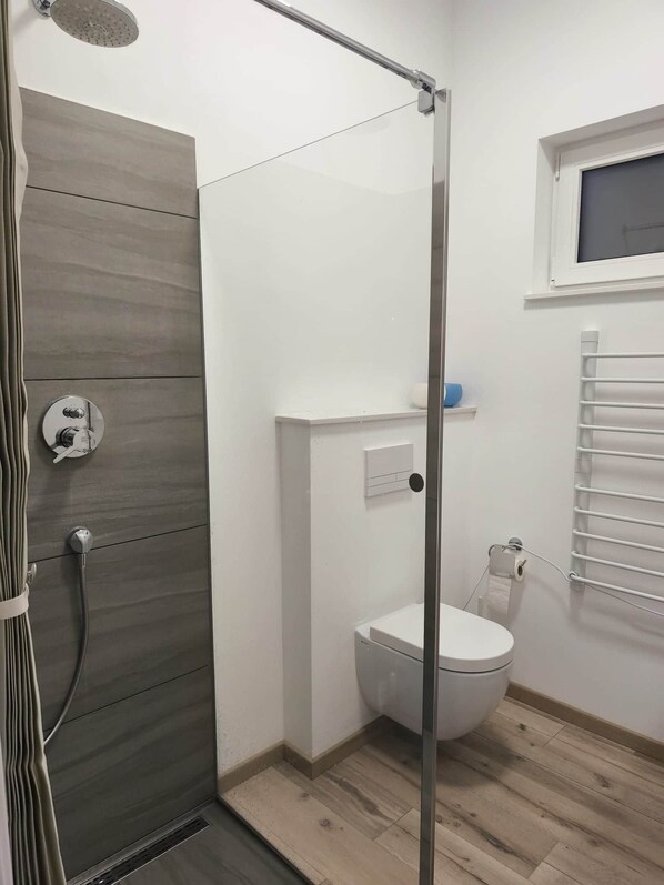 Hair dryer, towels, shampoo, toilet paper