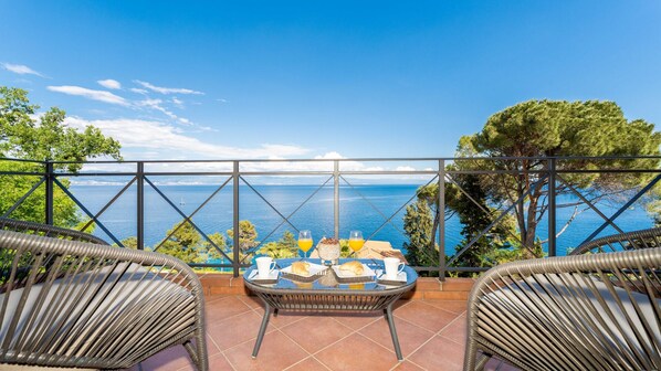 Outdoor dining - Villa Palazzo del mar Opatija by Villas Guide (Mošcenicka Draga)