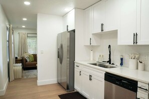 Jääkaappi, mikroaaltouuni, uuni, liesi