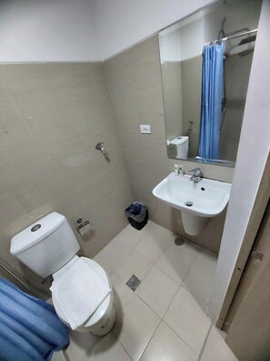 Standard Apartment | Bathroom | Shower, free toiletries, towels, soap - Shore 1 Tower C2 Unit 640 (Pasay)