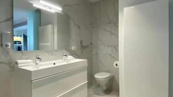 Chuveiro/banheira combinados, toalhas de banho, papel higiênico