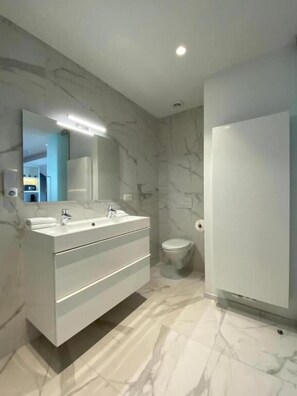 Combined shower/bathtub, towels, toilet paper