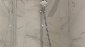 Ensemble douche/baignoire, serviettes fournies, papier toilette