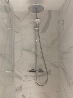 Combined shower/tub, towels, toilet paper