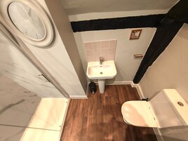 Deluxe Double Room | Bathroom | Hair dryer, towels, soap, shampoo