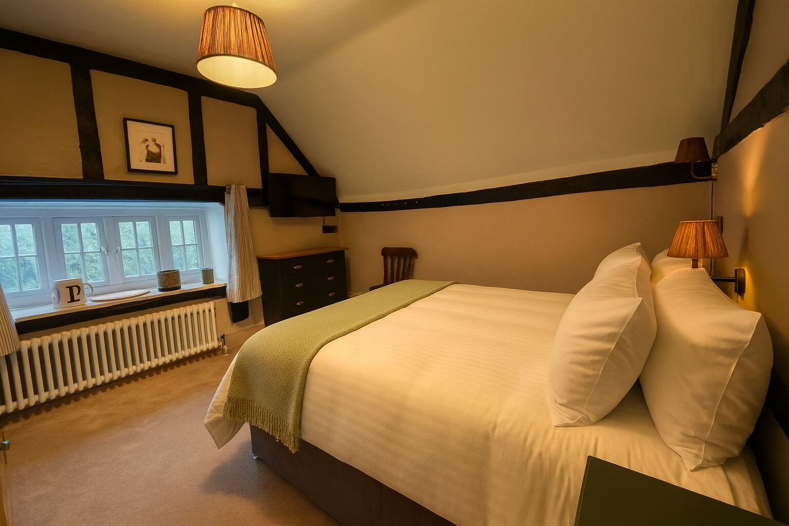 Kahden hengen deluxe-huone | Tallelokero huoneessa, äänieristys, silitysrauta/-lauta, ilmainen Wi-Fi