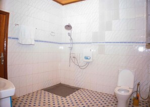 Bathtub, free toiletries, hair dryer, bathrobes - Kibagabaga Comfort Stay (Kigali)